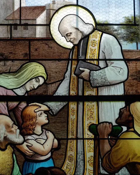 Annecy, FRANCE - 07-03-2024: St. Francis de Sales 'in lekeli camları ve bir güvercin. Katolik Kilisesi 'nin Aziz ve Doktoru