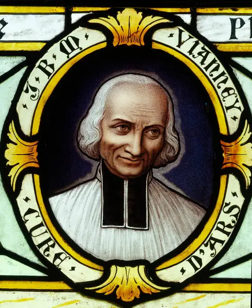 Annecy, FRANCE - 07-03-2024: St. Francis de Sales 'in lekeli camları ve bir güvercin. Katolik Kilisesi 'nin Aziz ve Doktoru