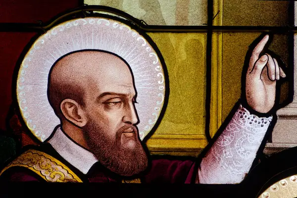 Annecy, FRANCE - 07-03-2024: St. Francis de Sales 'in lekeli camları ve bir güvercin. Katolik Kilisesi 'nin Aziz ve Doktoru