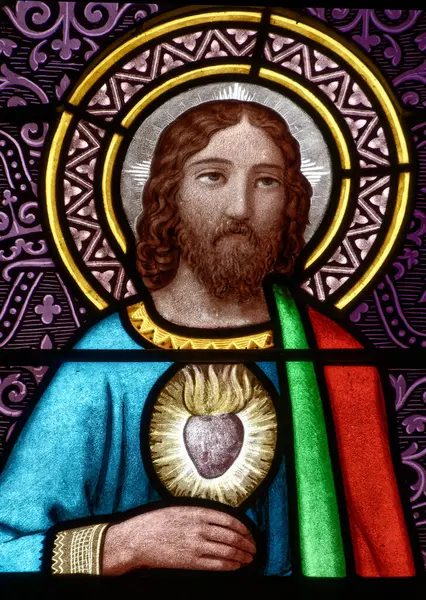 Meyrin, Suisse - 06-28-2024: İsa 'nın Kutsal Kalbi' nin lekeli camları (19. yüzyıl). 