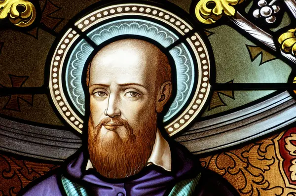 Vernier, SUISSE - 06-28-2024: St. Francis de Sales 'in lekeli camları (19. yüzyıl). Aziz ve Katolik Kilisesi Doktoru. Kutsal Meryem Tarikatı 'nın kurucusu.