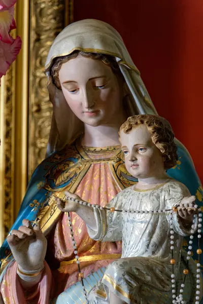 Aziz Badolph, FRANCE - 07-09-2024: Kutsal Bakire Meryem Anıtı Bebek İsa 'yı kollarında tutuyor.