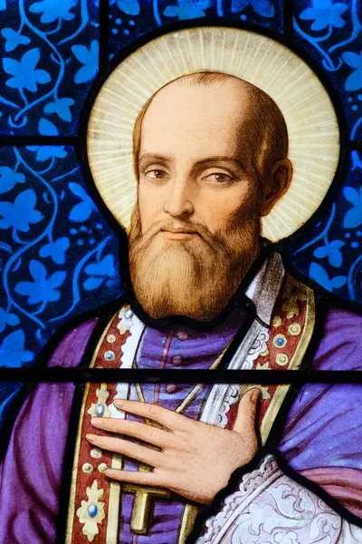 Myans, FRANCE 07-09-2024: St. Francis de Sales 'in lekeli camları. Aziz ve Katolik Kilisesi Doktoru. Kutsal Meryem Tarikatı 'nın kurucusu.