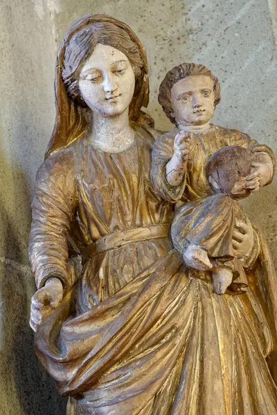 La Combe de Silingy, FRANCE - 07-11-2024: Kutsal Bakire Meryem Anıtı Bebek İsa 'yı kollarında tutuyor. 