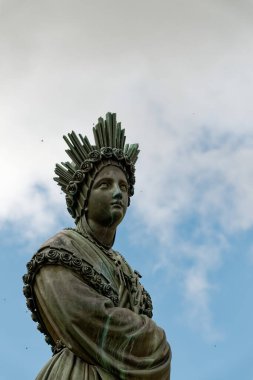 La Salette-Fallavaux, FRANCE - 05-22-2024: La Salette leydimizin hayaletinin 19. yüzyıl heykeli.