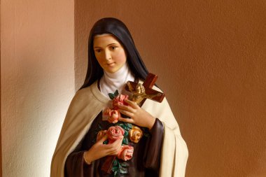 Annecy, FRANCE - 06-09-2024: Lisieux Aziz Therese Heykeli, Carmelite rahibesi ve Roma Katolik Kilisesi Azizi.