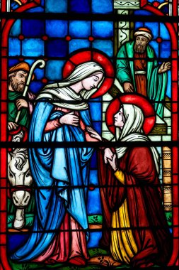 Moulins, FRANCE - 06-21-2024: Hamile kuzeni Elizabeth 'e lekeli Bakire Meryem Ziyareti bardağı. 