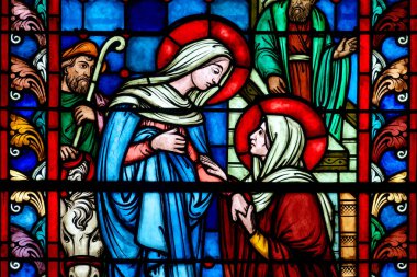 Moulins, FRANCE - 06-21-2024: Hamile kuzeni Elizabeth 'e lekeli Bakire Meryem Ziyareti bardağı. 