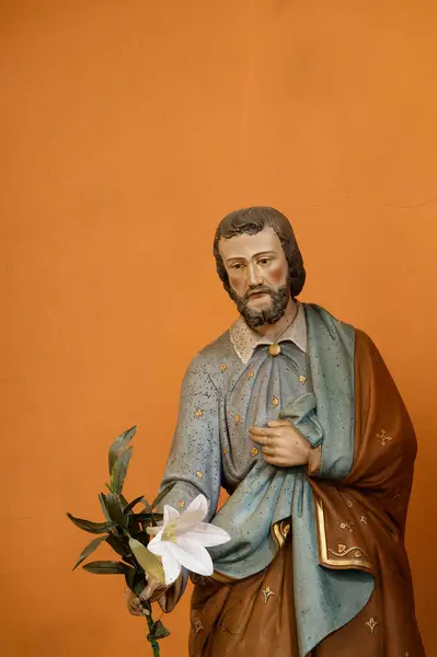 Marcellaz Albanais, FRANCE - 06-07-2024: Marangoz Aziz Yusuf Heykeli (19. yüzyıl), İsa 'nın babası.