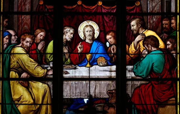 Niort, FRANCE - 06-13-2024: İsa-İsa 'nın son akşam yemeğinin lekeli camları (19. yüzyıl). 