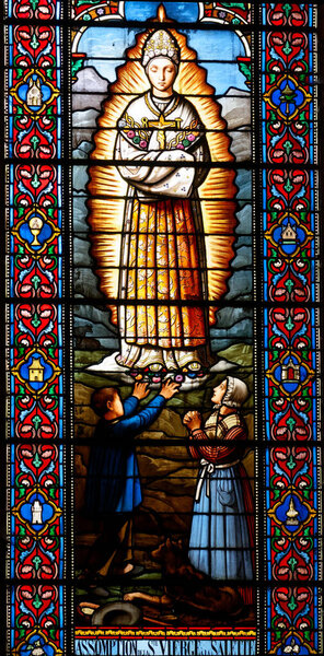 Ньорт, ФРАНЦИЯ - 06-13-2024: Столярное стекло (19 век) из книги "Обращение Богоматери Салетской к двум маленьким пастухам". 