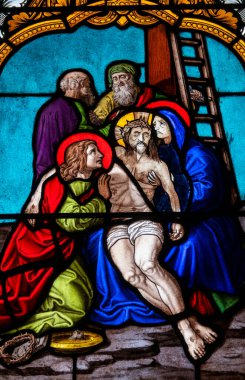 Hasparren, Fransa - 04-22-2025: The Way of the Cross 'un lekeli camları (19. yüzyıl). 13. İstasyon: İsa 'nın bedeni çarmıhtan indirildi.