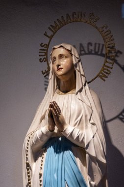 Hasparren, Fransa - 04-22-2025: Bakire Meryem 'in Hayaleti (19. yüzyıl), Lourdes Leydimiz veya Bernadette Soubirous' un Notre Dame de Lourdes Heykeli.
