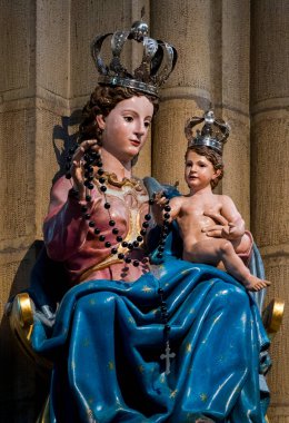 San Sebatian, İspanya - 04-23-2025: Kutsal Bakire Meryem 'in 19. yüzyıl heykeli.