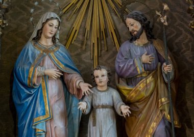 San Sebatian, İspanya - 04-23-2025: Kutsal Aile Heykeli (19. yüzyıl): İsa bebek, Bakire Meryem ve Aziz Joseph.
