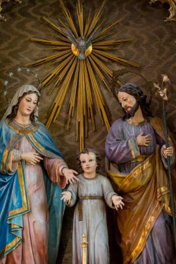 San Sebatian, İspanya - 04-23-2025: Kutsal Aile Heykeli (19. yüzyıl): İsa bebek, Bakire Meryem ve Aziz Joseph.