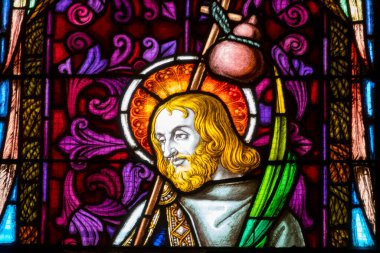 Saint Jean de Luz, Fransa - 04-23-2025: Büyük Aziz James veya Saint Jacques de Compostelle 'in lekeli camları (19. yüzyıl). Katolik Kilisesi 'nin azizi ve havarisi..