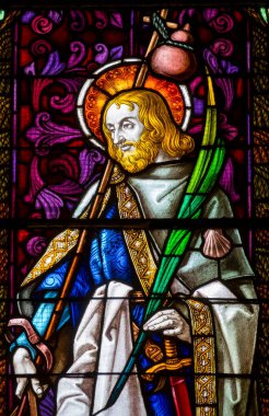 Saint Jean de Luz, Fransa - 04-23-2025: Büyük Aziz James veya Saint Jacques de Compostelle 'in lekeli camları (19. yüzyıl). Katolik Kilisesi 'nin azizi ve havarisi..