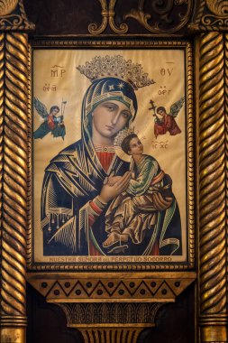 Ribadesella, İspanya - 04-26-2025: Kutsal Bakire Meryem 'in İkonası Bebek İsa' yı kollarında tutuyor.