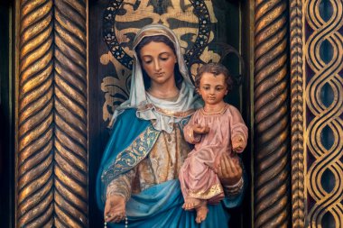 Ribadesella, İspanya - 04-26-2025: Kutsal Bakire Meryem 'in 19. yüzyıl heykeli.