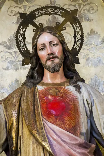 San Sebatian, İspanya - 04-23-2025: İsa 'nın Kutsal Kalbi Heykeli (19. yüzyıl).