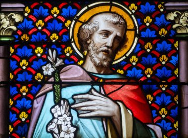 Myans, Fransa - 03-31-2025: Marangoz Aziz Yusuf 'un lekeli camı (19. yüzyıl), İsa' nın babası.