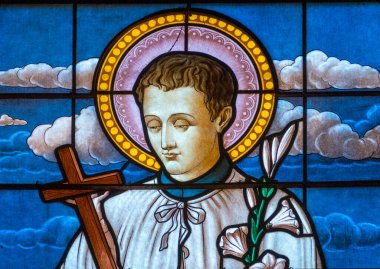 Saint Jean de Chevelu, Fransa - 04-05-2025: Saint Louis de Gonzague 'nin lekeli camları. Roma Katolik Kilisesi 'nin azizi..