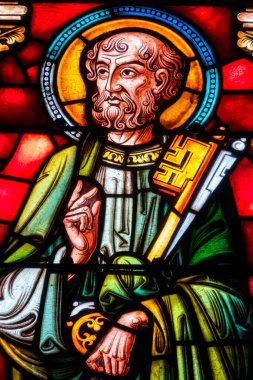 Hendaye, Fransa - 04-23-2025: Kilisenin anahtarlarına sahip Aziz Petrus 'un leke camları (19. yüzyıl). 