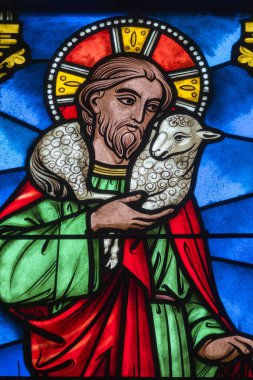 Hendaye, Fransa - 04-23-2025: İyi Çoban İsa 'nın lekeli camları (19. yüzyıl). 