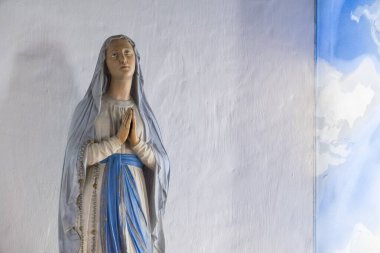 Hendaye, Fransa - 04-23-2025: Bakire Meryem 'in Hayaleti (19. yüzyıl), Lourdes Leydimiz veya Bernadette Soubirous' un Notre Dame de Lourdes Heykeli. 