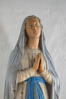Hendaye, Fransa - 04-23-2025: Bakire Meryem 'in Hayaleti (19. yüzyıl), Lourdes Leydimiz veya Bernadette Soubirous' un Notre Dame de Lourdes Heykeli. 