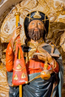 San vicente de la Barquera, İspanya - 04-25-2025: Büyük Aziz James Heykeli (19. yüzyıl) veya Aziz Jacques de Compostelle. Katolik Kilisesi 'nin azizi ve havarisi..
