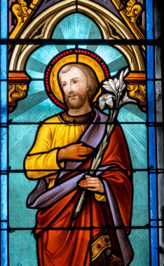 Saugues, Fransa - 05-03-2025: Marangoz Aziz Yusuf 'un lekeli camı (19. yüzyıl), İsa' nın babası.