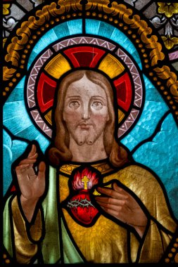 Saugues, Fransa - 05-03-2025: İsa 'nın Kutsal Kalbi' nin lekeli camları (19. yüzyıl).