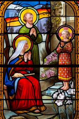 Saugues, Fransa - 05-03-2025: Kutsal ailenin lekeli camları (19. yüzyıl): İsa bebek, Bakire Meryem ve marangoz Aziz Yusuf