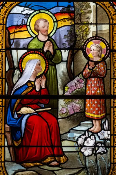 Saugues, Fransa - 05-03-2025: Kutsal ailenin lekeli camları (19. yüzyıl): İsa bebek, Bakire Meryem ve marangoz Aziz Yusuf