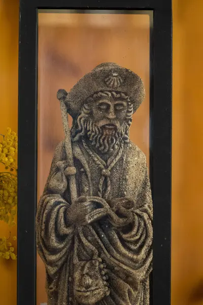 Riotord, Fransa - 05-04-2025: Compostela Aziz James Heykeli veya Saint Jacques de Compostelle. Katolik Kilisesi 'nin azizi ve havarisi.