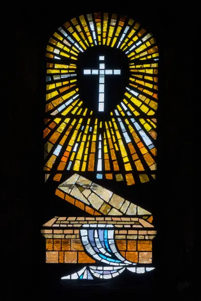 Montfaucon, Fransa - 05-04-2025: İsa 'nın dirilişinin modern mozaik camı (19. yüzyıl).