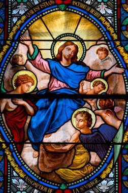  Araules, Fransa - 05-04-2025: Kutsanmış Bakire Meryem 'in Cennete Varsayımı (19. yüzyıl) lekeli cam.