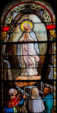 Araules, Fransa - 05-04-2025: Lourdes Leydisi veya Bernadette Soubirous 'un Notre Dame de Lourdes' i Meryem Ana 'nın Lekeli Camları (19. yüzyıl).