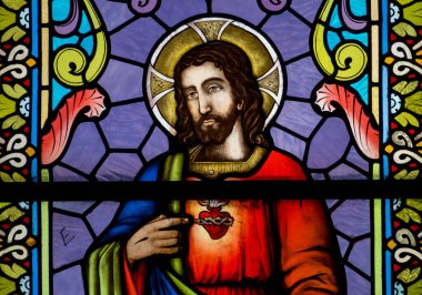 Saint Jeures, Fransa - 05-04-2025: İsa 'nın Kutsal Kalbi' nin lekeli camları (19. yüzyıl)