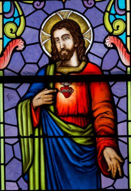 Saint Jeures, Fransa - 05-04-2025: İsa 'nın Kutsal Kalbi' nin lekeli camları (19. yüzyıl)