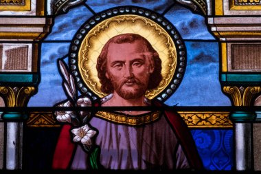 Montfaucon, Fransa - 05-04-2025: Marangoz Aziz Yusuf 'un lekeli camı (19. yüzyıl), İsa' nın babası.