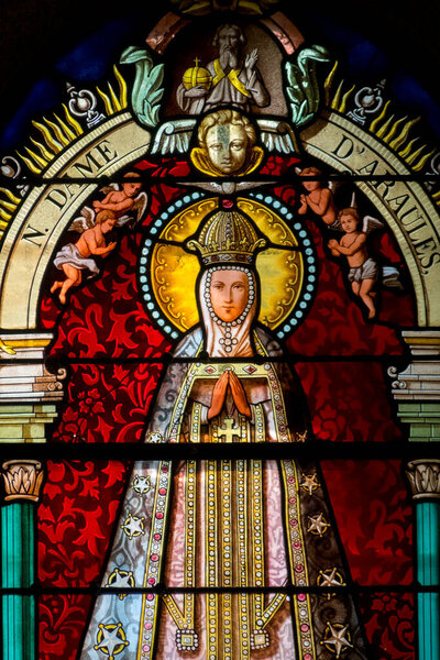 Араль, Франция - 05-04-2025: Столярное стекло (19 век) Девы Марии в Фейере.