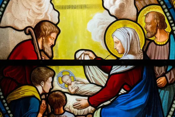 Araules, Fransa - 05-04-2025: Bakire Meryem, Aziz Joseph ve İsa 'nın bebeğiyle Noel İsa' nın doğum sahnesinin lekeli camları (19. yüzyıl)