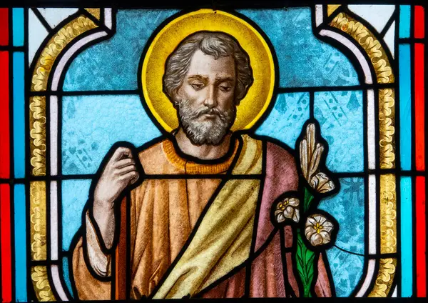 Riotord, Fransa - 05-04-2025: Marangoz Aziz Yusuf 'un lekeli camı (1939), İsa' nın babası