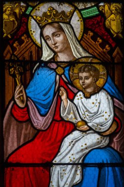 Lectoure, Fransa - 05-01-2025: Kutsal Bakire Meryem 'in lekeli camları (19. yüzyıl) bebek İsa' yı kollarında tutuyor.