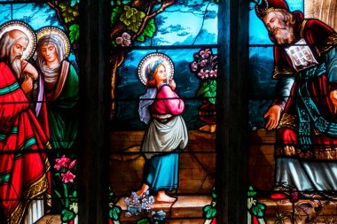 Lectoure, Fransa - 05-01-2025: Mary 'nin çocukluğunun lekeli camları (19. yüzyıl): Mary' nin Tapınakta sunumu.