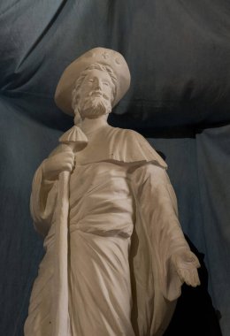 Lectoure, Fransa - 05-01-2025: Compostela 'lı Aziz James Heykeli (19. yüzyıl) veya Saint Jacques de Compostelle. Katolik Kilisesi 'nin azizi ve havarisi..