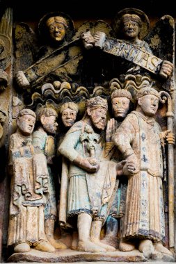 Conques, Fransa - 05-02-2025: Son Mahşer 'den Tympanum (12. yüzyıl). Cennet ve seçilmiş kişiler.